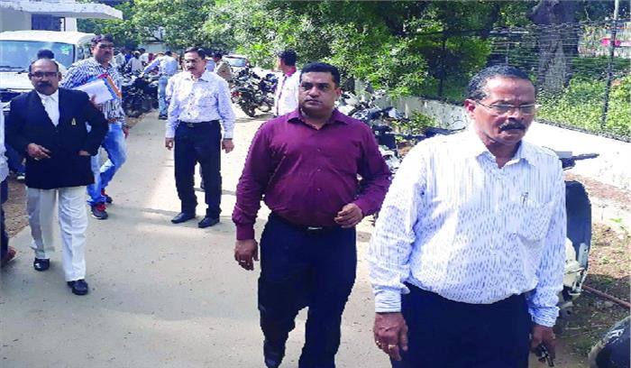 13 पेटियों में दस्तावेज लेकर पहुंची ईओडब्ल्यू की टीम