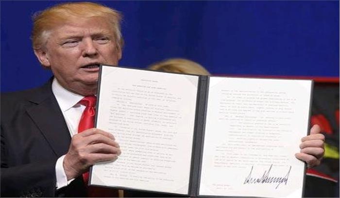 डोनाल्ड ट्रंप ने बाय अमेरिकन, हायर अमेरिकन कार्यकारी आदेश पर किए हस्ताक्षर 