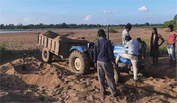 अवैध रेत परिवहन पर कार्रवाई करने की मांग