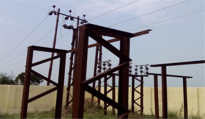 बिजली का पोल लगाते मजदूर करंट की चपेट में आया, मौत