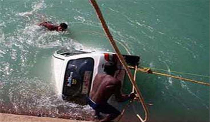 पंजाब : सिंचाई नहर में कार गिरी ,चार की मौत