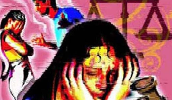 दहेज नहीं लेने पर पत्नी को पति ने घर से निकाला