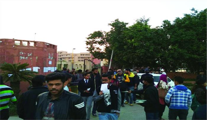 प्रश्न-पत्र का कोड़ बदलने से बीटेक छात्र परेशान