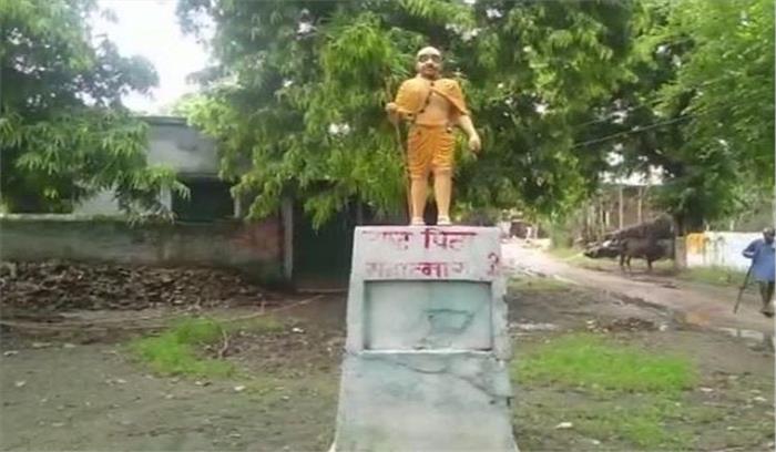 यूपी के शाहजहांपुर में महात्मा गांधी की प्रतिमा को भगवा रंग में रंगा गया 