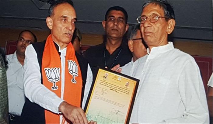 किसानों को कर्ज मुक्ति प्रमाण पत्र किए वितरित किसानों को कर्ज मुक्ति प्रमाण पत्र किए वितरित