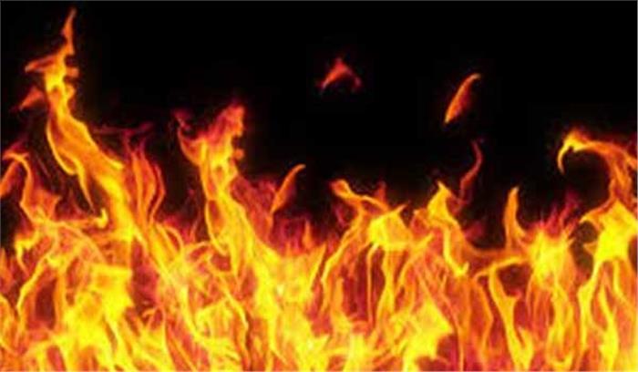 ऑटोडील में आग लगने से दुपहिया वाहन जलकर खाक