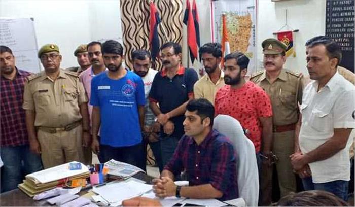 एक करोड़ की रंगदारी मांगने वाले 5 गिरफ्तार एक करोड़ की रंगदारी मांगने वाले 5 गिरफ्तार