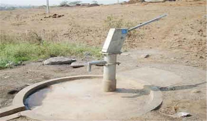 तालाब सूखे, हैंडपंप से निकल रहा लाल पानी