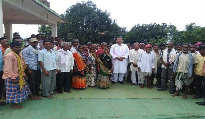 आन्दोलनरत कृषकों को समर्थन देने पहुंचे अमितेष