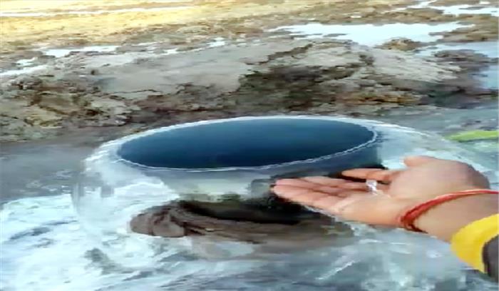 बोर से अपने आप निकल रहा पानी