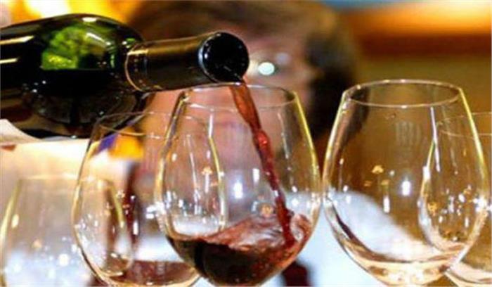 दुबई : पर्यटकों को 30 दिन का मुफ्त अल्कोहल लाइसेंस देने की पेशकश