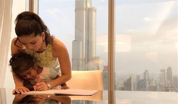 बेटी को होमवर्क पूरा करने में मदद करती दिखीं सनी लियोनी बेटी को होमवर्क पूरा करने में मदद करती दिखीं सनी लियोनी