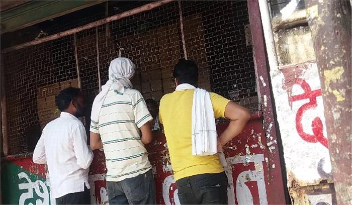 पाबंदी के बावजूद राजमार्ग पर पिलाई जाती है शराब