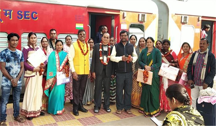 12 महिलाओं का दल सहकारी नेतृत्व विकास प्रशिक्षण के लिए दिल्ली रवाना