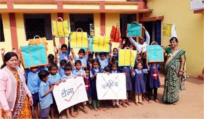 छात्र-छात्राओं ने प्लास्टिक के नुकसान की दी जानकारी