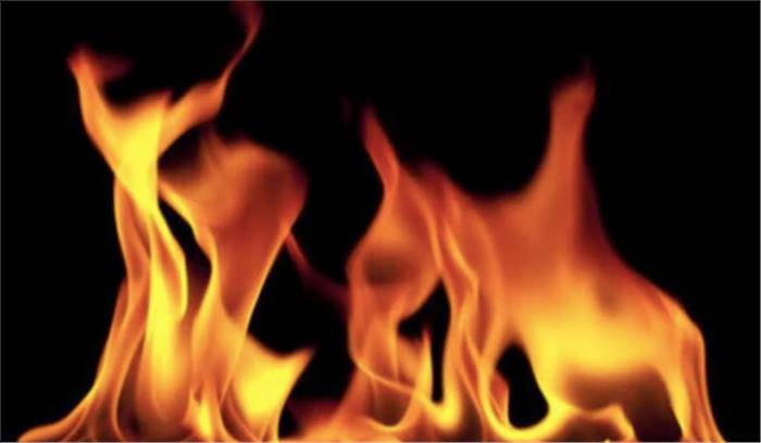 दुमका में रसोई गैस सिलेंडर फटने से लगी आग, एक बालक की मौत दुमका में रसोई गैस सिलेंडर फटने से लगी आग, एक बालक की मौत