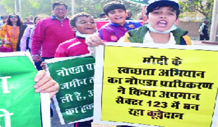 पैदल मार्च निकालकर डंपिंग ग्राउंड का किया विरोध