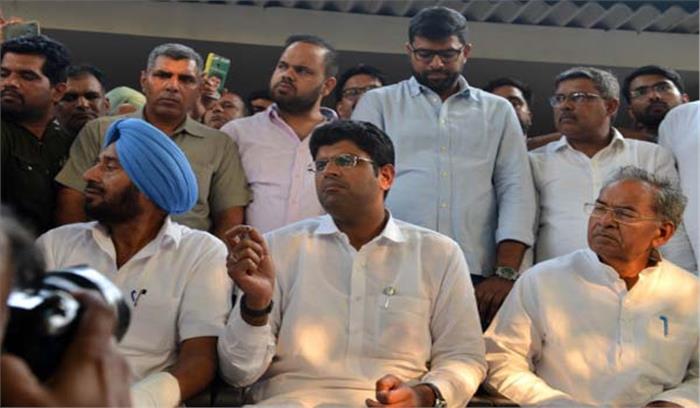 दुष्यंत चौटाला तिहाड़ जेल जाकर पिता से मिले दुष्यंत चौटाला तिहाड़ जेल जाकर पिता से मिले