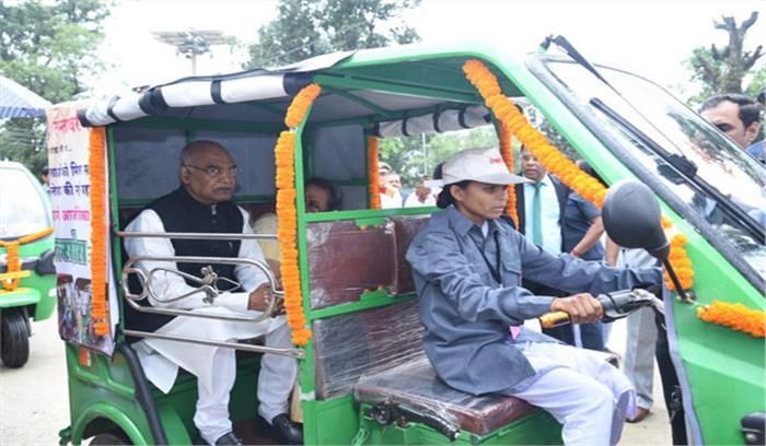 राष्ट्रपति कोविंद ने आदिवासी महिला के ई-रिक्शे की सवारी 