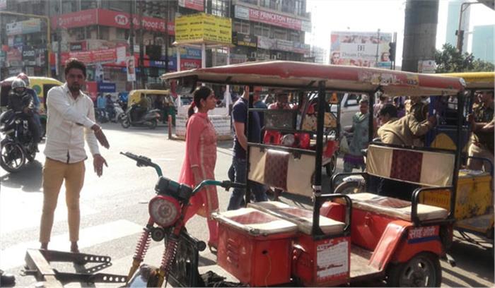 कार्यवाही के विरूद्ध ई-रिक्शा चलाकों ने लगाया जाम, किया पथराव
