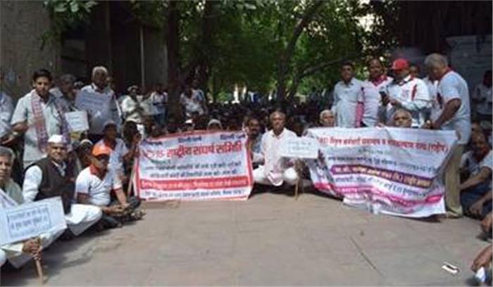 ईपीएस-95 पेंशनधारकों ने पीएफ कमिश्नर के दफ्तर पर लगाया ताला