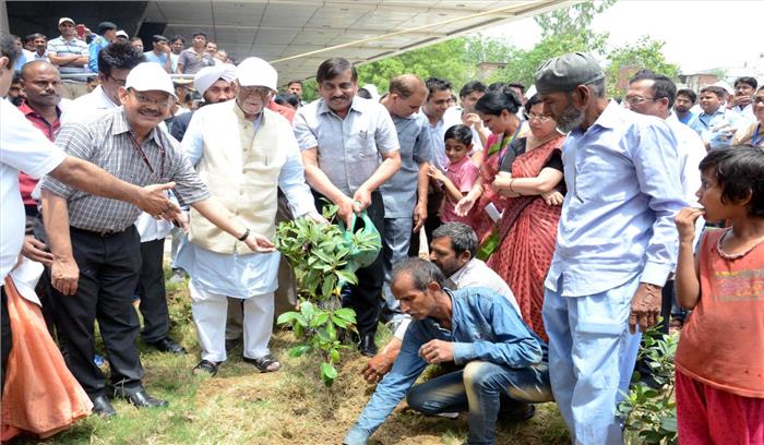 स्वच्छता अभियान के समापन पर पहुंचे श्रम मंत्री