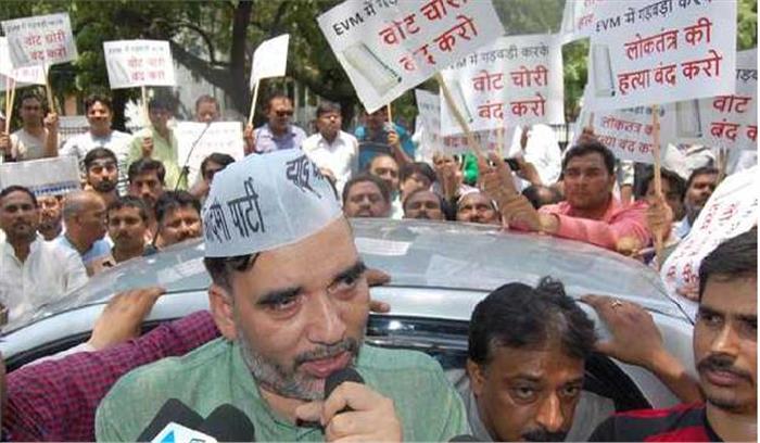 ईवीएम को लेकर चुनाव आयोग के मुख्यालय पर आप का प्रदर्शन