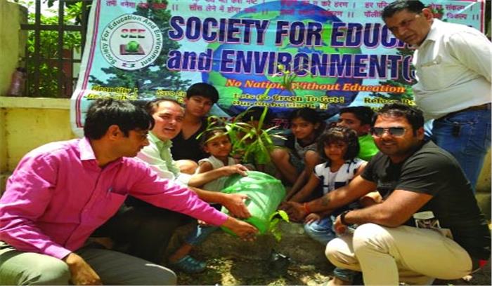 वृक्षारोपण कर बच्चों ने प्लास्टिक का उपयोग नहीं करने की ली शपथ