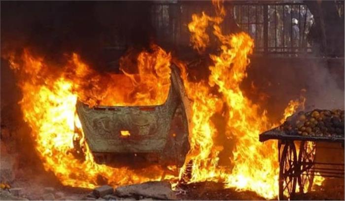 पूर्वी दिल्ली के बाजार में आग, कोई घायल नहीं पूर्वी दिल्ली के बाजार में आग, कोई घायल नहीं