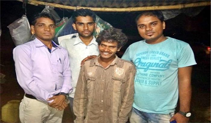 आँख से पीड़ित युवक की मदद के लिए बढ़े हाथ