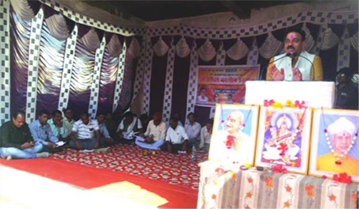 शिक्षाकर्मियों के आंदोलन स्थल में बाटी गई भाजपा के चुनावी घोषणा पत्र की प्रतिया