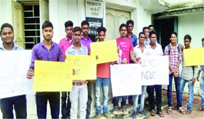 निजी स्कूलों परी फीस नियंत्रण को लेकर ढोल बजाकर किया प्रदर्शन