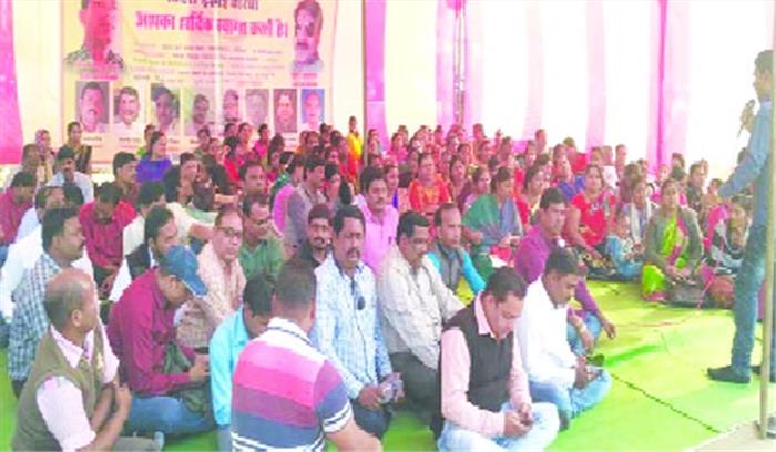 वोटों की राजनीति में उलझे शिक्षाकर्मी, आंदोलन का क्या होगा अंजाम?