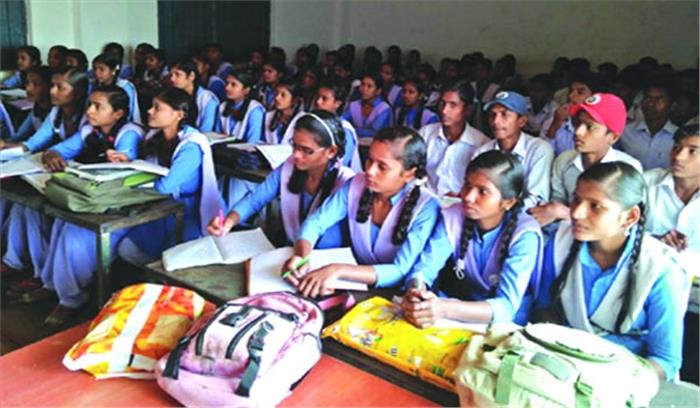 बाजार अतरिया के युवाओं ने उठाया बच्चों के अध्यापन का बीड़ा