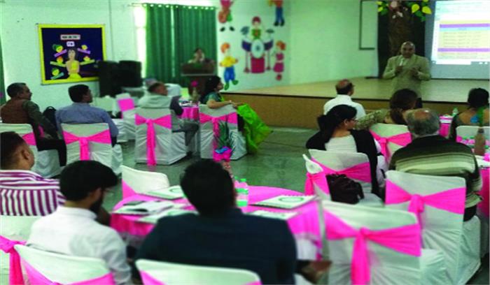 बच्चों, शिक्षक एवं स्कूलों में फीस निर्धारण को लेकर हुई बैठक