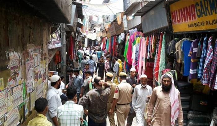 ईद की पूर्व संध्या पर कश्मीर के बाजारों में भारी भीड़ ईद की पूर्व संध्या पर कश्मीर के बाजारों में भारी भीड़