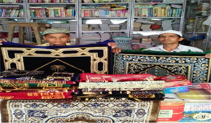 मस्जिदों के पास बने बाजारों में रौनक का माहौल