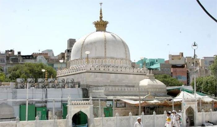 ख्वाजा की दरगाह में शादियाने बजाने का विवाद गहराया