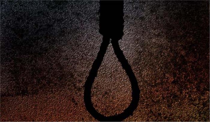 ग्वालियर के रेलवे स्टेशन पर बुजुर्ग ने फांसी लगाई