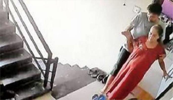 बेटे ने अपनी बुजुर्ग मां को चौथी मंजिल से फेंका