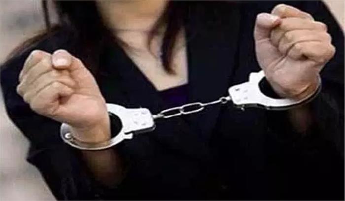 बुजुर्ग की अश्लील वीडियो बनाकर ब्लैकमेल करने वाली युवती गिरफ्तार