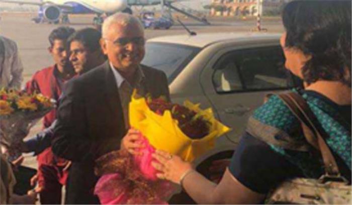 ओपी रावत पहुंचे इंदौर, कलेक्टर निशांत वरवड़े ने किया स्वागत