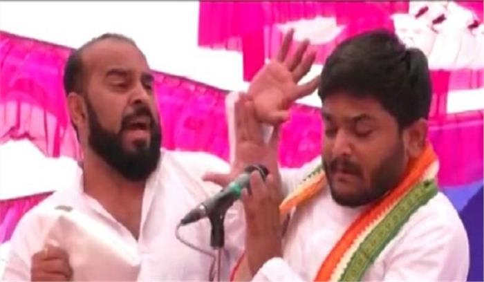 चुनावी सभा को संबोधित कर रहे हार्दिक पटेल को मारा थप्पड़