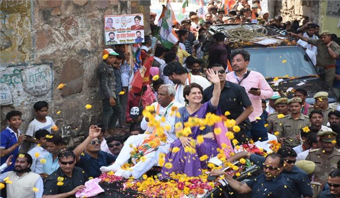 झांसी :कांग्रेस महासचिव प्रियंका गांधी के रोड शो में उमड़ी भारी भीड़ 
