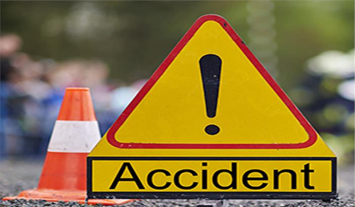 बिजली के खंभे से बाइक टकराई, तीन की मौत