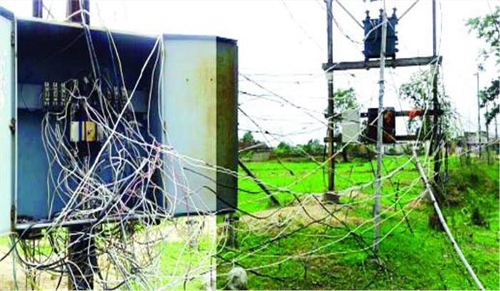 विद्युत तारों का मकड़जाल,खतरे में लोगों की जान