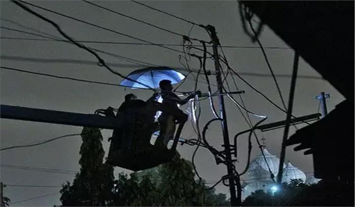 बिजली कर्मियों की हड़ताल से जनजीवन प्रभावित
