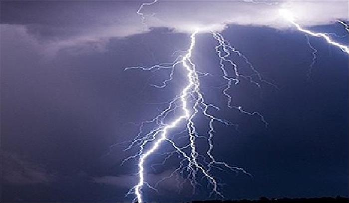 बिजली गिरने से 1 व्यक्ति की मौत, 4 घायल