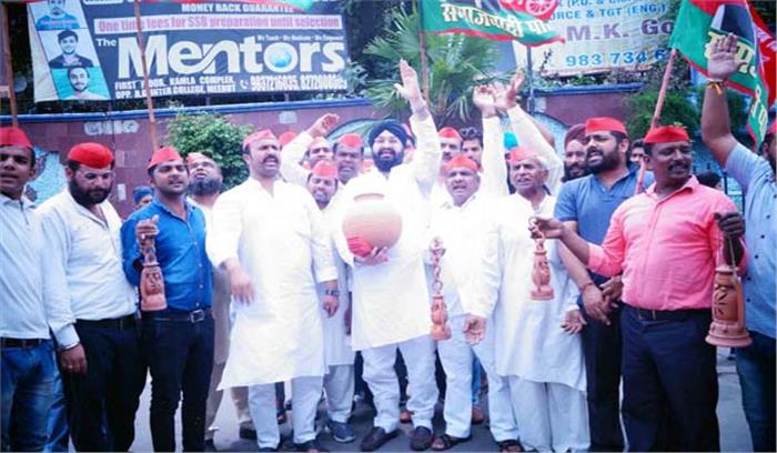 बिजली के बढ़े दामों के खिलाफ सपाईयों का प्रदर्शन बिजली के बढ़े दामों के खिलाफ सपाईयों का प्रदर्शन