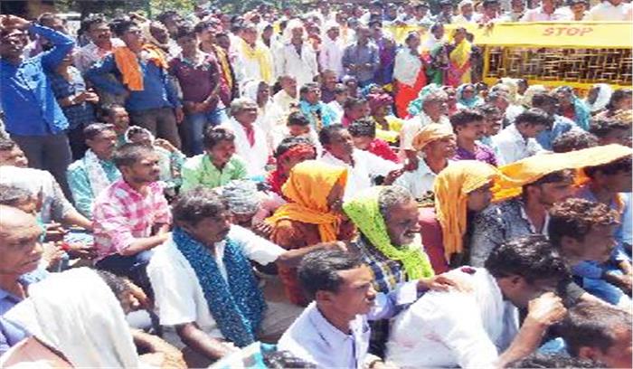 हाथियों से प्रभावित गांवों के किसानों ने घेरा कलेक्टोरेट